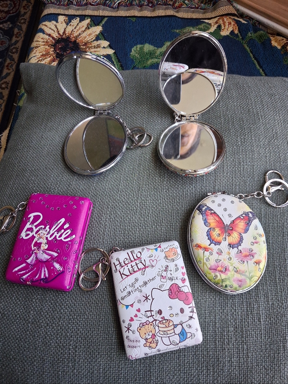Mirror With Keychain - Picture 2 of 10